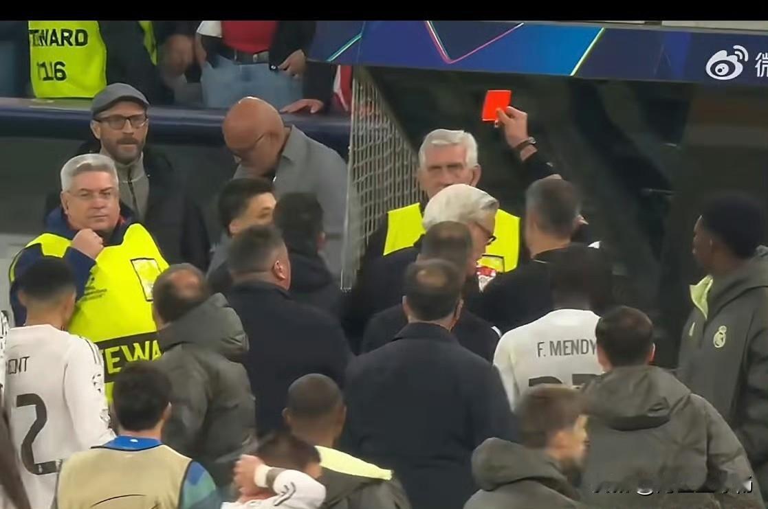 欧冠赛场硝烟弥漫，皇马却自毁长城——维尼修斯与贝林厄姆的当众对骂，撕开了“银河战