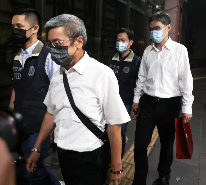 柯文哲政治献金被认定作假：端木正200万、李文娟150万交保均科技监控

柯文哲