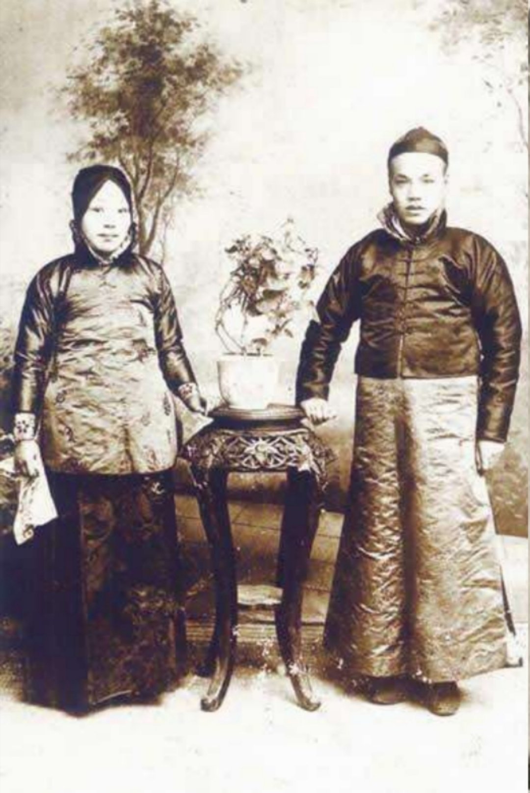 这照片第一次见，没查到出处，也不知道在哪拍的，话说他们穿这衣服真的没啥违和感，反