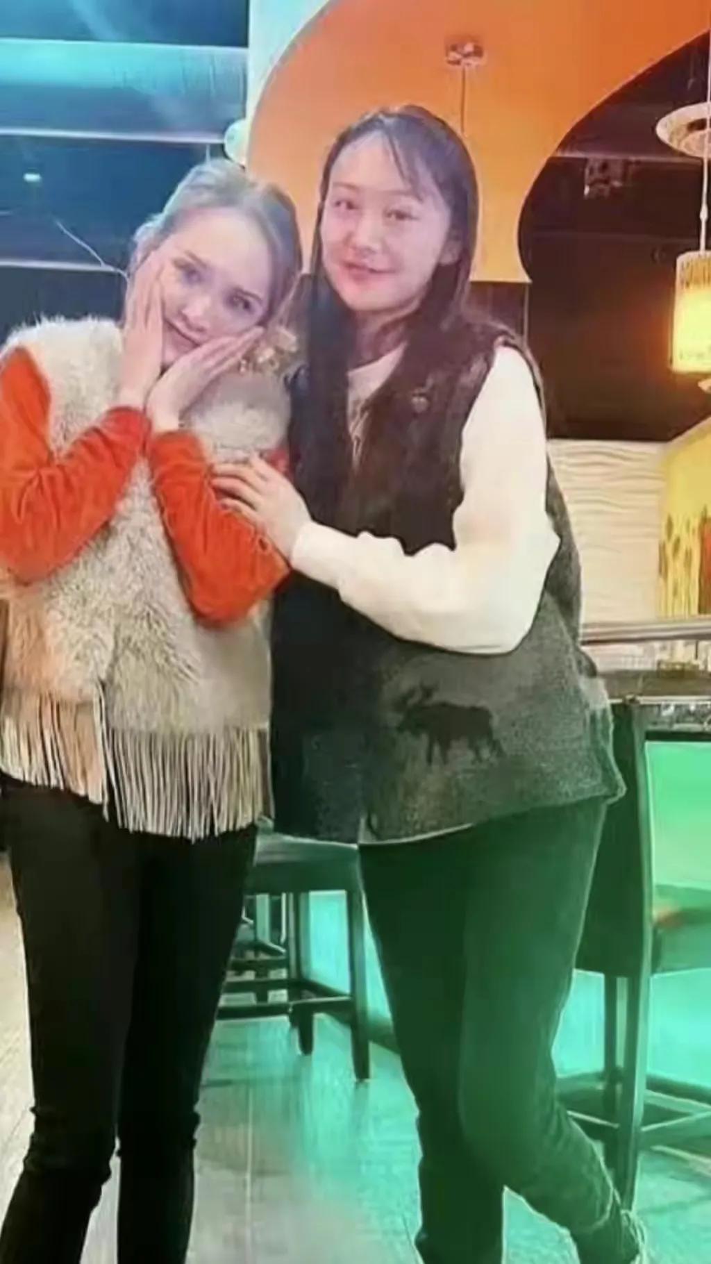 郑爽怎么胖成这样了？都不敢认了，发际线后移，腿也胖了，有大妈感。

她现在也就三