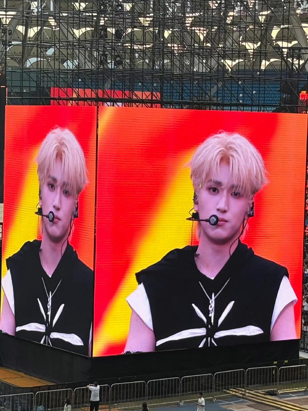 严浩翔金发生图严浩翔新音妆造新音帅成这样我真的会后悔自己没去！ 00后新生代热点