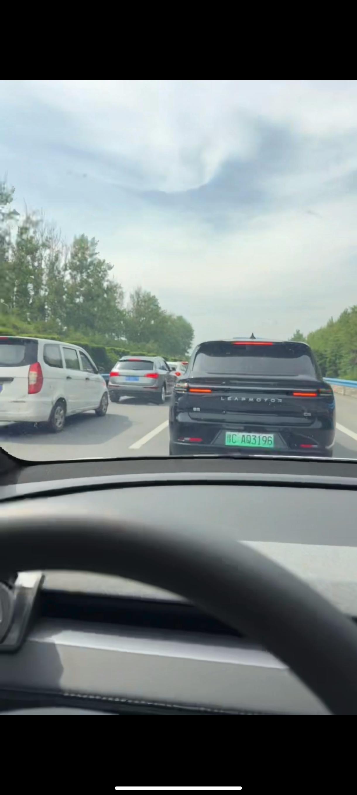 “终有一天，你会静下心来，坦然面对自己平庸的一生，与那个曾经执着又执拗的自己握手