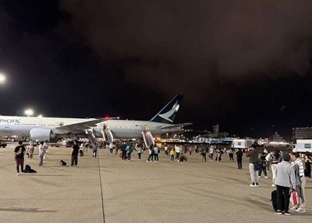 【香港机场国泰航空一客机中止起飞，11名乘客报称受伤送医】综合香港电台网站、香港