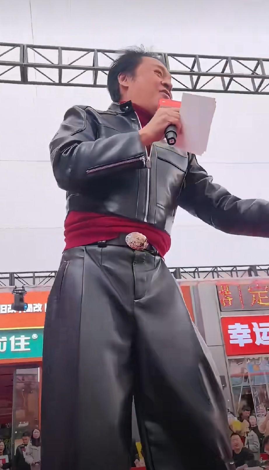 马景涛，今年64岁，曾经的琼瑶剧男主角。穿着不合身的皮衣，参加这种品牌互动活动。
