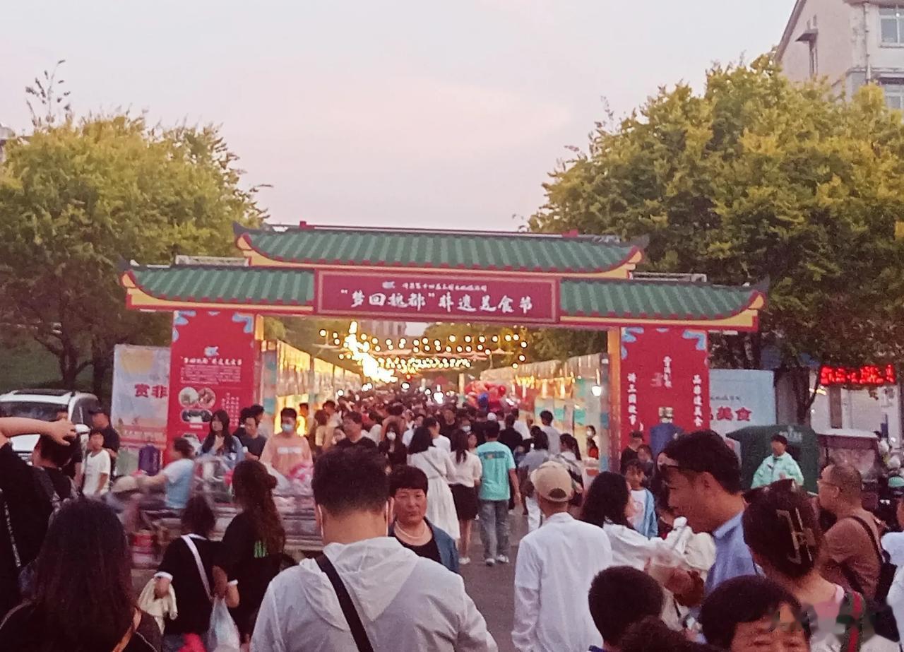 “名字起得有水平，里面啥都没有！”昨天，去许昌曹魏古城玩，逛到最北头丞相府前面，
