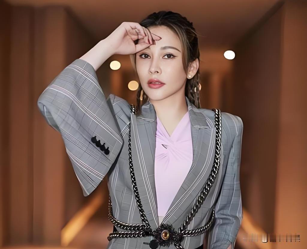 台湾知名歌手温岚，近况曝光！

5月15号，台湾知名歌手温岚的近况曝光，让不少喜