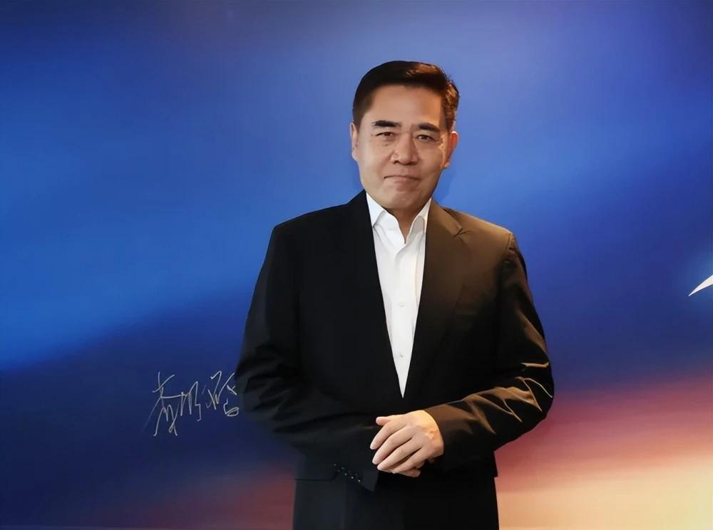 演员陈宝国：与妻子携手42年即将金婚，如今儿子41岁未婚想当演员
在光怪陆离、诱