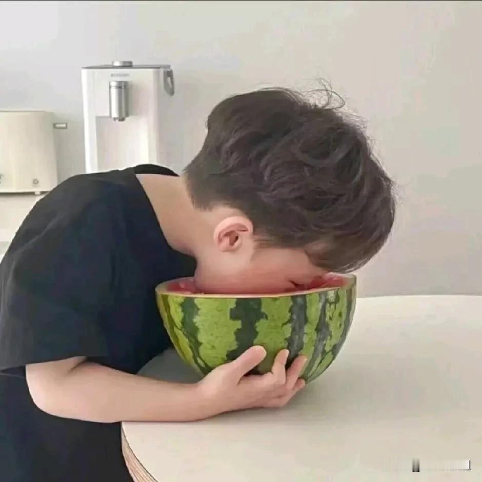 今天家里来了客人，我爷爷朋友的儿子，
我们称呼他叔叔，老一辈不在了依然走动。
他