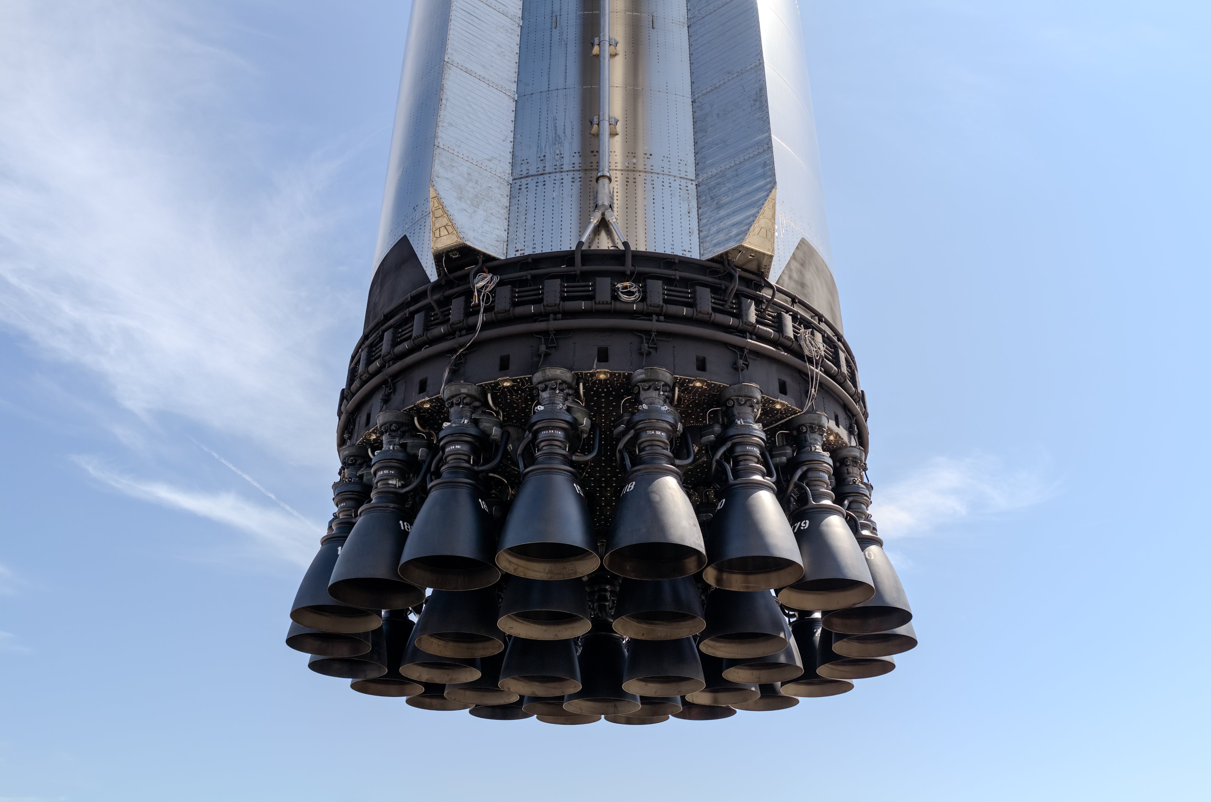 美国有多穷？SpaceX连星舰发动机管道都造不起了，偷工减料，开始降本增“笑” 