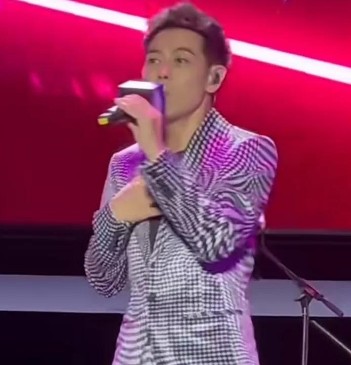 林志颖伤养好了，现在依然帅气年轻啊，歌唱得很欢乐轻松，好好看！[玫瑰][玫瑰][