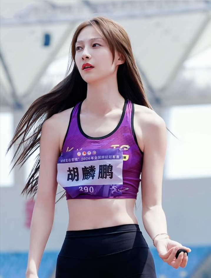 “跳高女神”胡麟鹏刚拿冠军就退役，当晚直接打包行李走人，这姑娘的操作把全网都看傻
