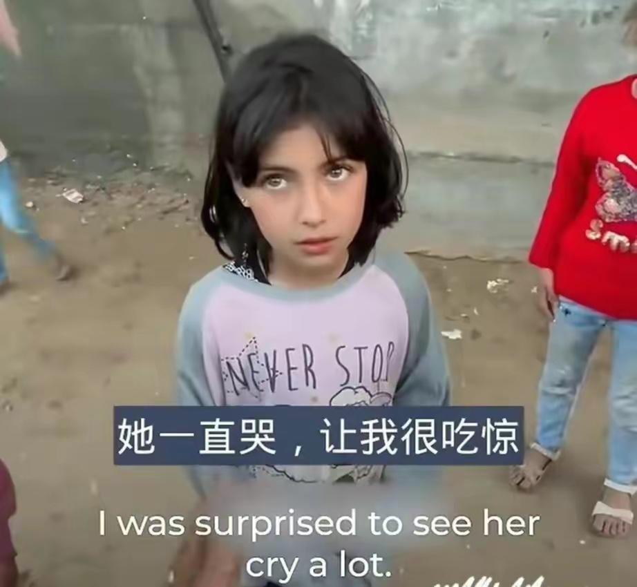 加沙，一个失去父亲的小女孩儿，一直盯着路边一个男子，她的眼睛美丽极了，像是精灵一