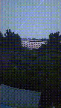 一开始差点以为穿模了