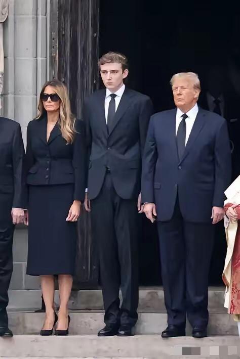 美国全网喊话特朗普！送小儿子上战场！这两天，由美国知名编剧托比·莫顿发起，全美民