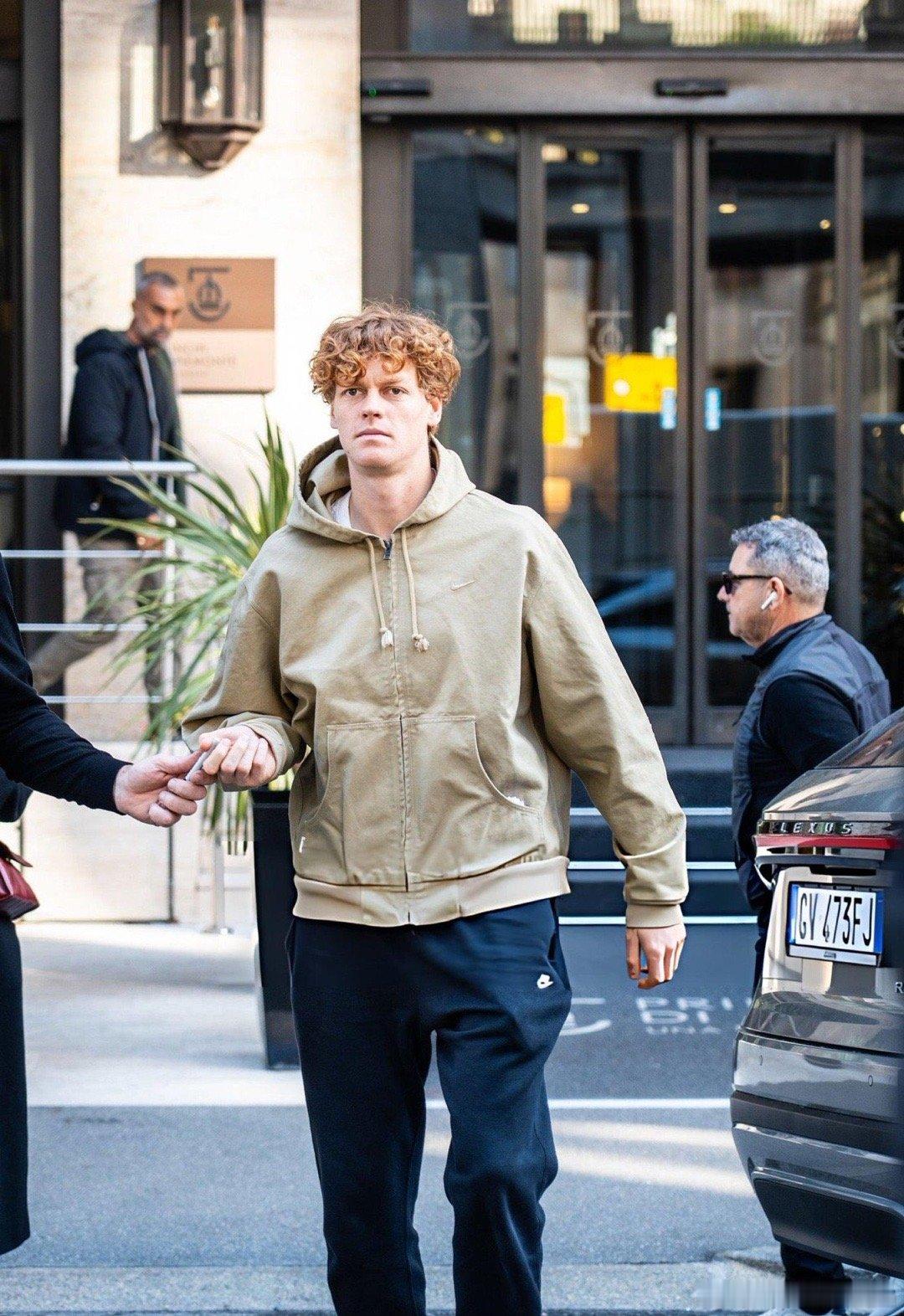 拿到巴黎大师赛冠军并且重返世界第一的辛纳已经抵达都灵，为年终总决赛备战，ATP2