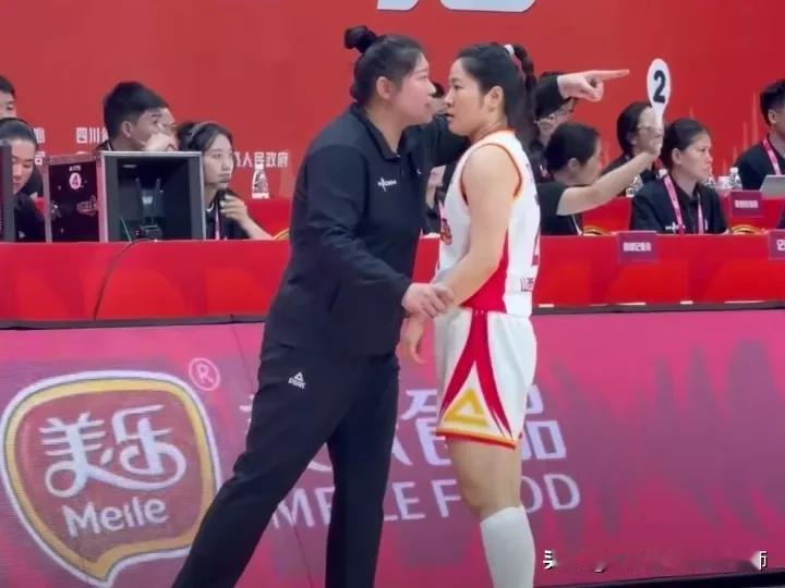 WCBA总决赛只剩最后一场了，又到了该颁奖的时刻了！
1.季后赛最佳教练：于琪