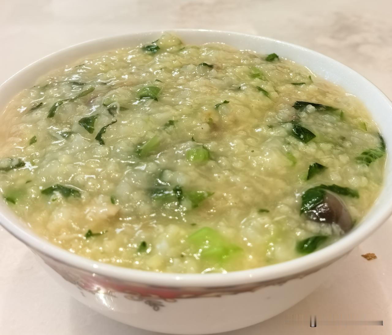 今天周日，又到宝宝早饭吃改良版海参小米粥的日子，吃完一大碗粥，小大人喝一杯奶，吃