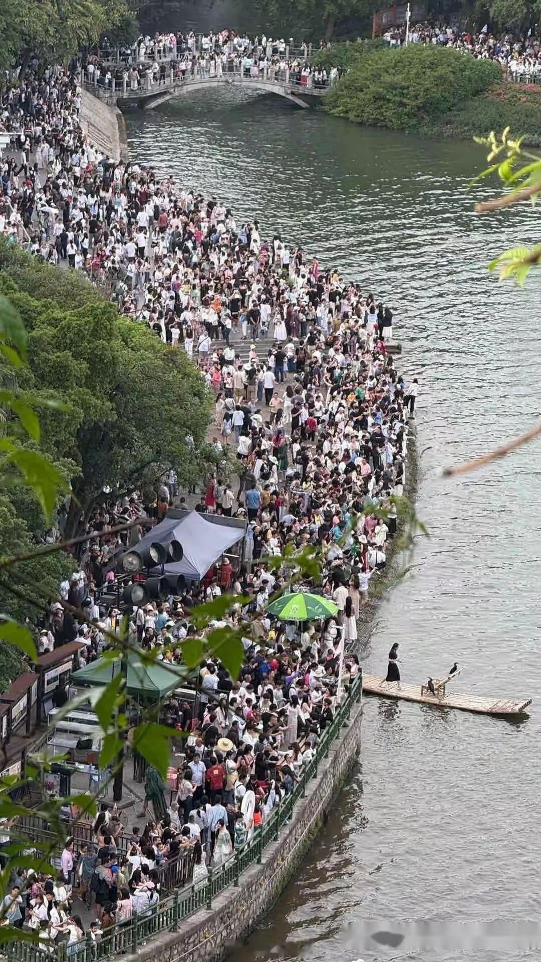 五一假期即将结束，给你们看看人山人海的网图 ​​​