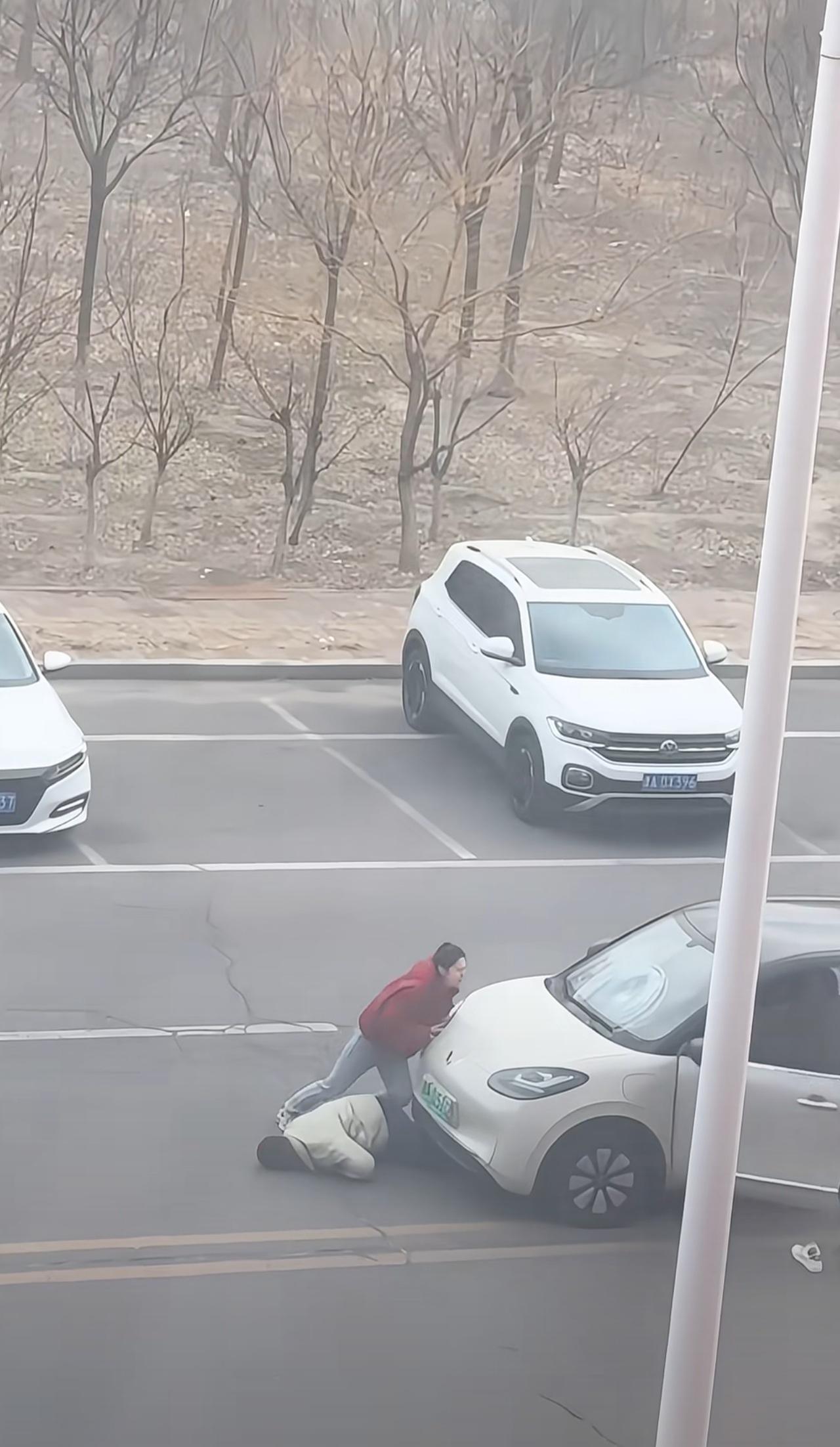 新能源汽车为省电，导致车窗起雾撞人了。
女司机撞人后第一时间不是下车，也不是倒车