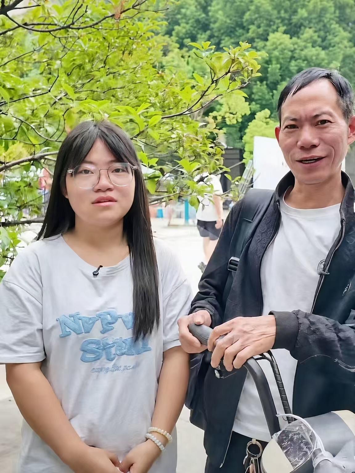 贵州一个父亲把女儿送到黄淮学院，自己出校门去赶火车，二十多个小时硬座回贵州。结局