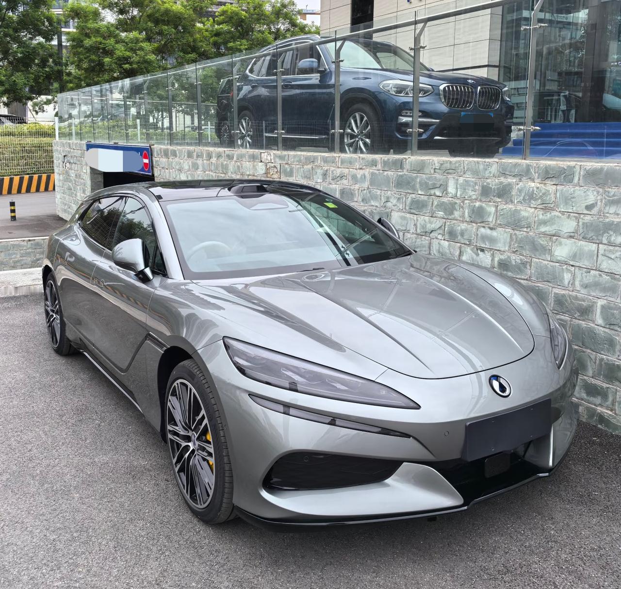 发现没00后相比80后，
更容易接受电车，
80后思想略为保守，
00后思想开通