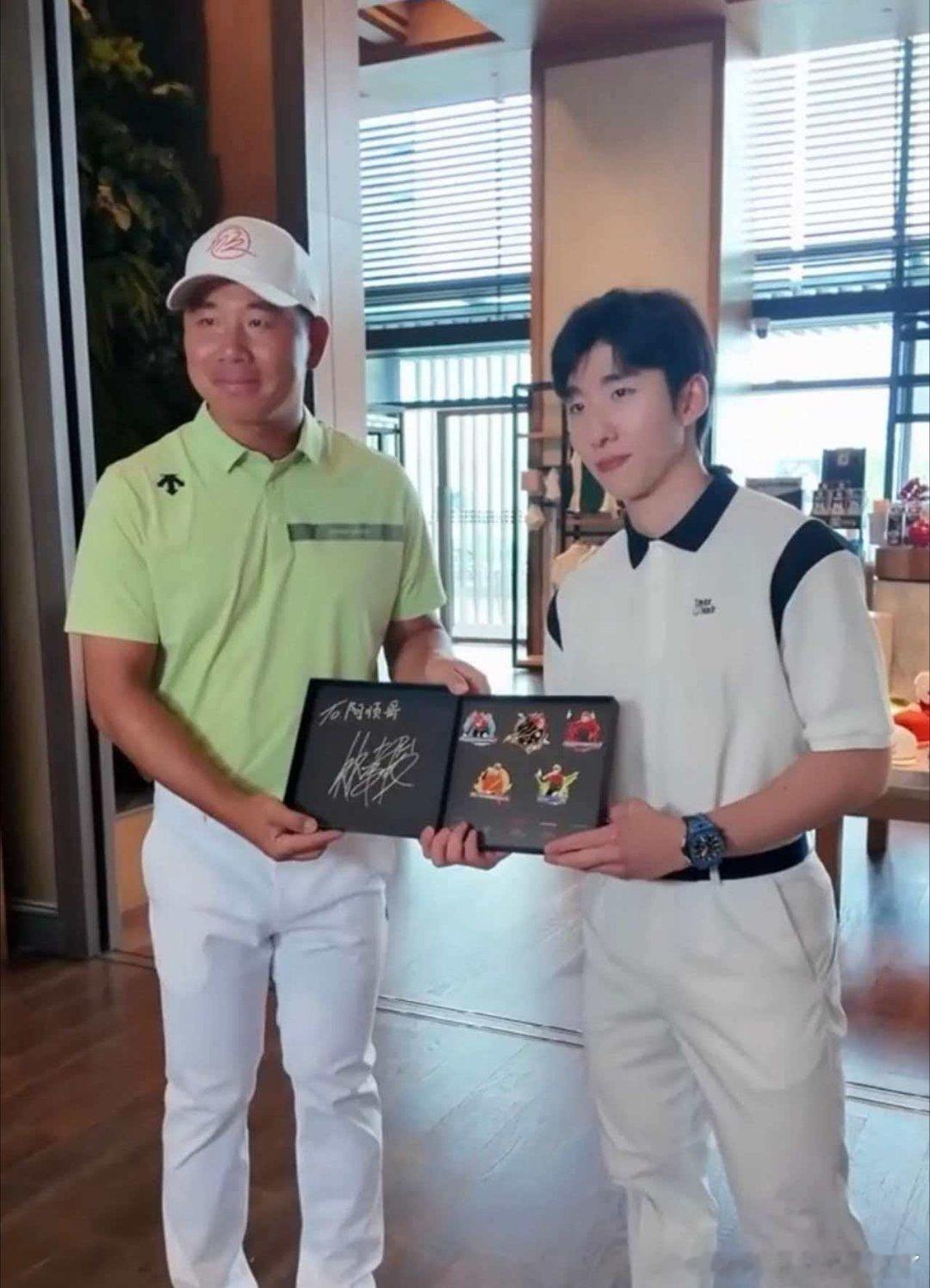 林孝埈吴阿顺跨界互动林孝埈为沃尔沃中国公开赛加油一场超惊喜的运动跨界碰面，林孝埈