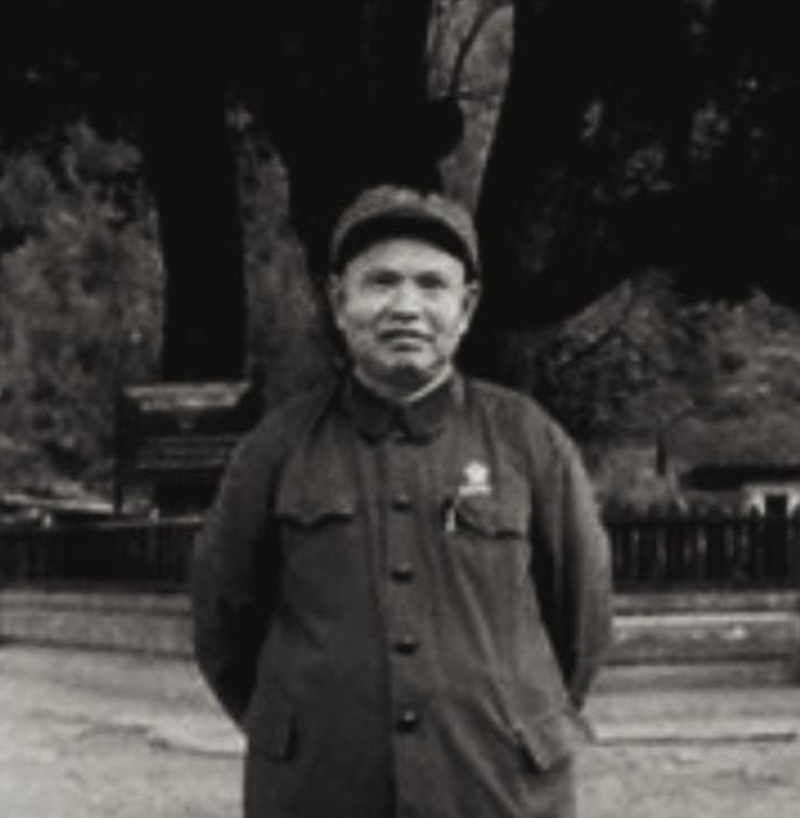 1939年，日军冲锋时，竟脱掉军装，只穿白衬衣。副团长王耀南非常疑惑，但看到战士