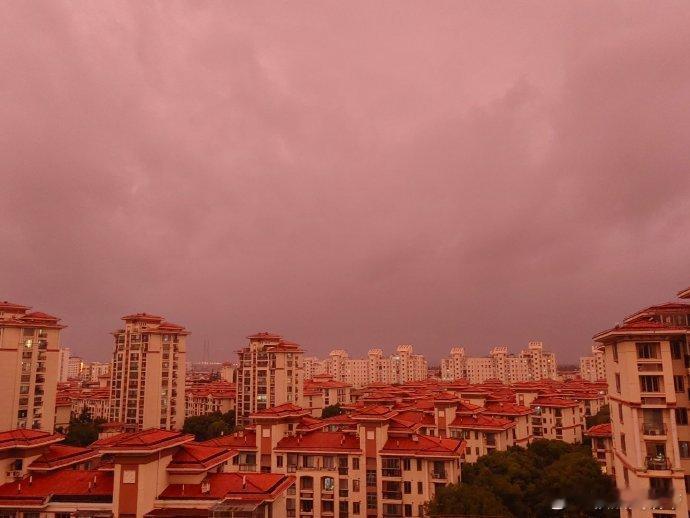 上海台风上海这个血红血红的天呐，标准台风要来临的迹象 上海