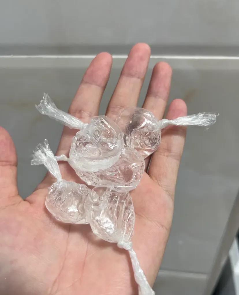 公司没有洗洁精
自己带洗洁精找不到瓶子，只能剪一个一次性手套，刚好五天的量
妙用