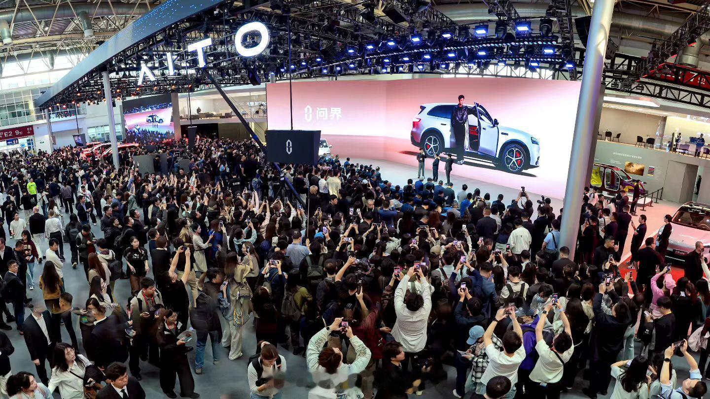 问界M6北京车展首交仪式人流拉满。新款问界M9也是被各种围观。刚刚去领世版的小黑