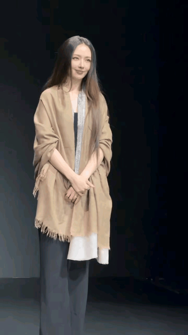 郭碧婷复出，状态很差啊！

镜头里她裹着深色外套，眼底疲惫藏不住，全程独自对接工