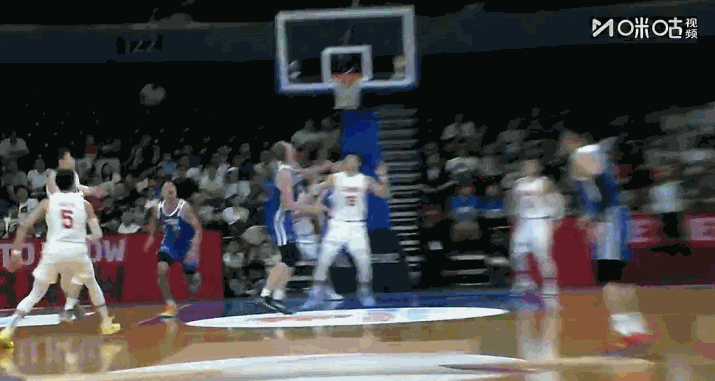 中国男篮半场12人轮换  中国男篮半场落后中国台北1分最后一个防守回合，焦泊乔登