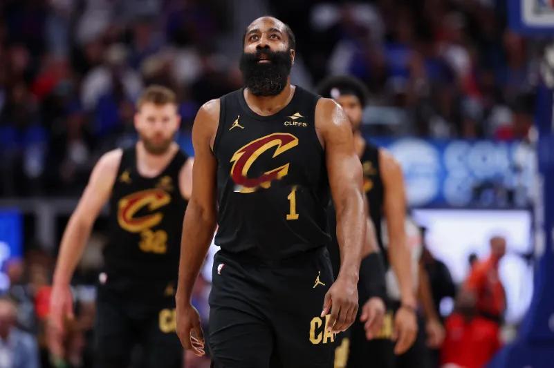 NBA季后赛 活塞107-97战胜骑士，活塞扩大总分2-0领先骑士哈登一打季后赛