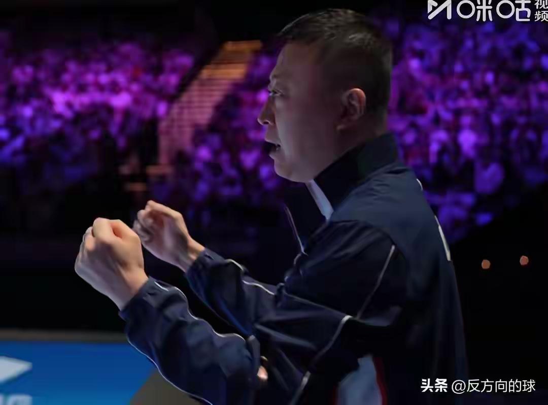 有谁注意到这个细节，
莎莎比赛结束后，
马林指导立马拿出了水，
直接喝了半瓶，