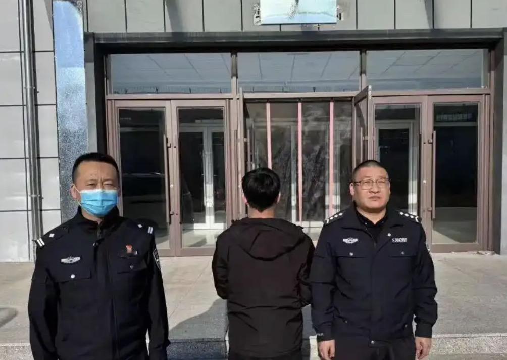 看现在生活都把年轻人给逼成了什么样，竟然有人觉得压力太大了，打电话报帽子叔叔把自