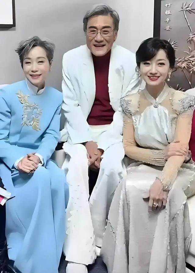 终于明白梁家辉为何放弃了叶童？
1980年梁家辉陪朋友考TVB艺员训练班，结果自