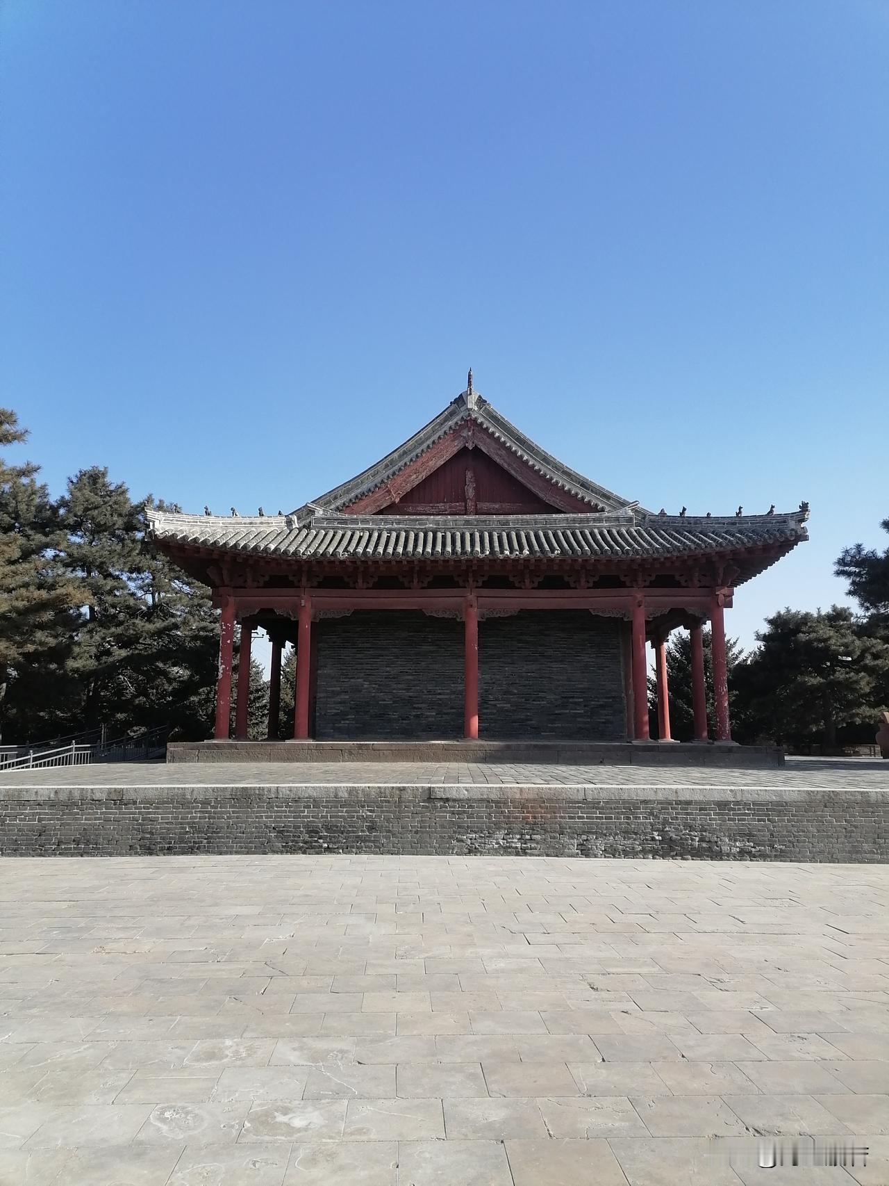 我把自己穿成一个大球之后，出门去寺庙了，一尊佛一尊佛地拜，让我全身暖和起来。
