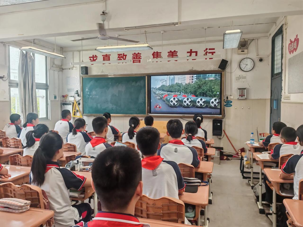 大国强音、撼人心魄！[赞][赞][赞][心]这个孩子观看阅兵直播自觉站了30分钟