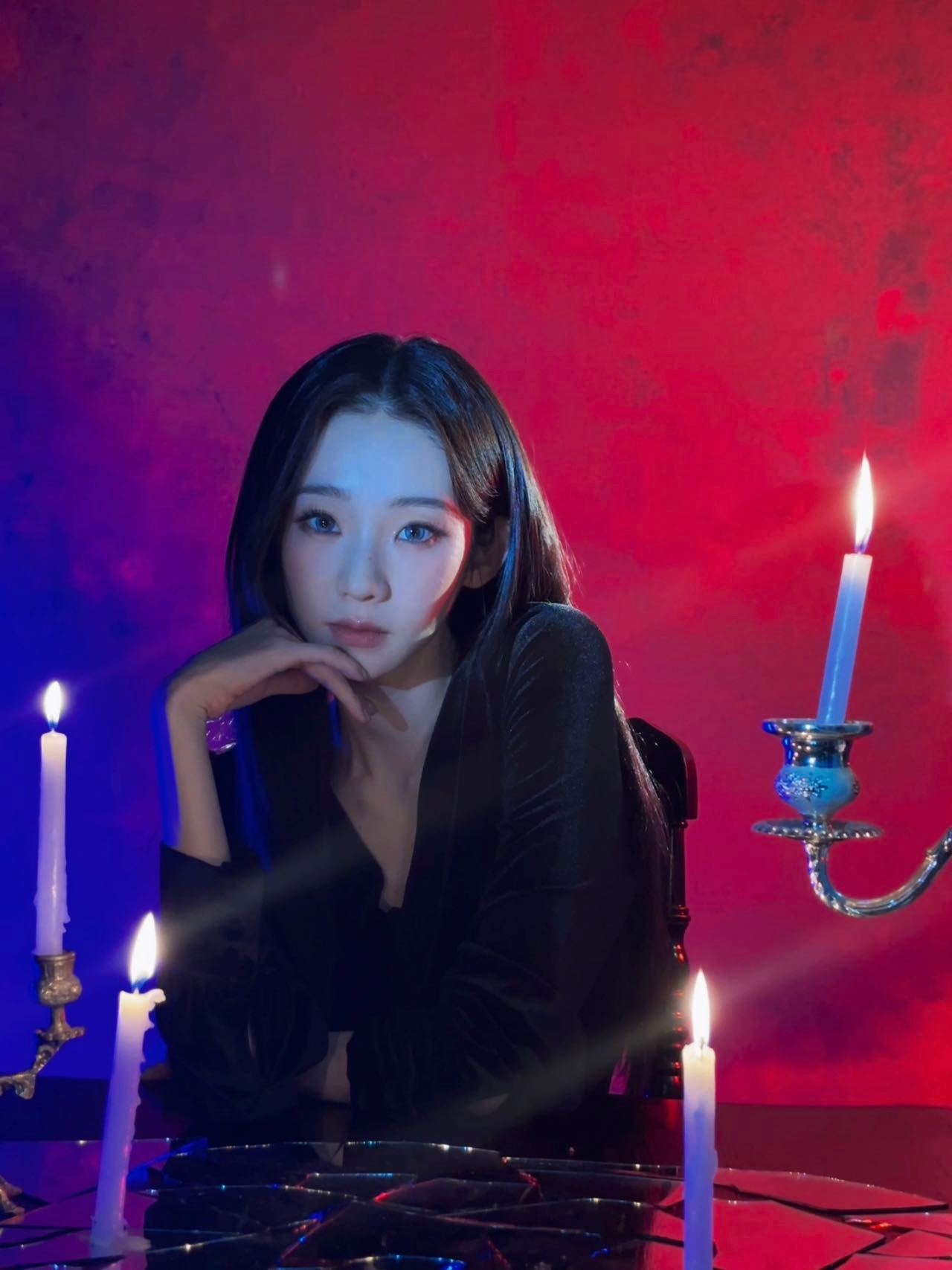张艺凡哥特风美成啥了 百变气场这块还得看张艺凡，这次直接把哥特美学穿在了身上！丝