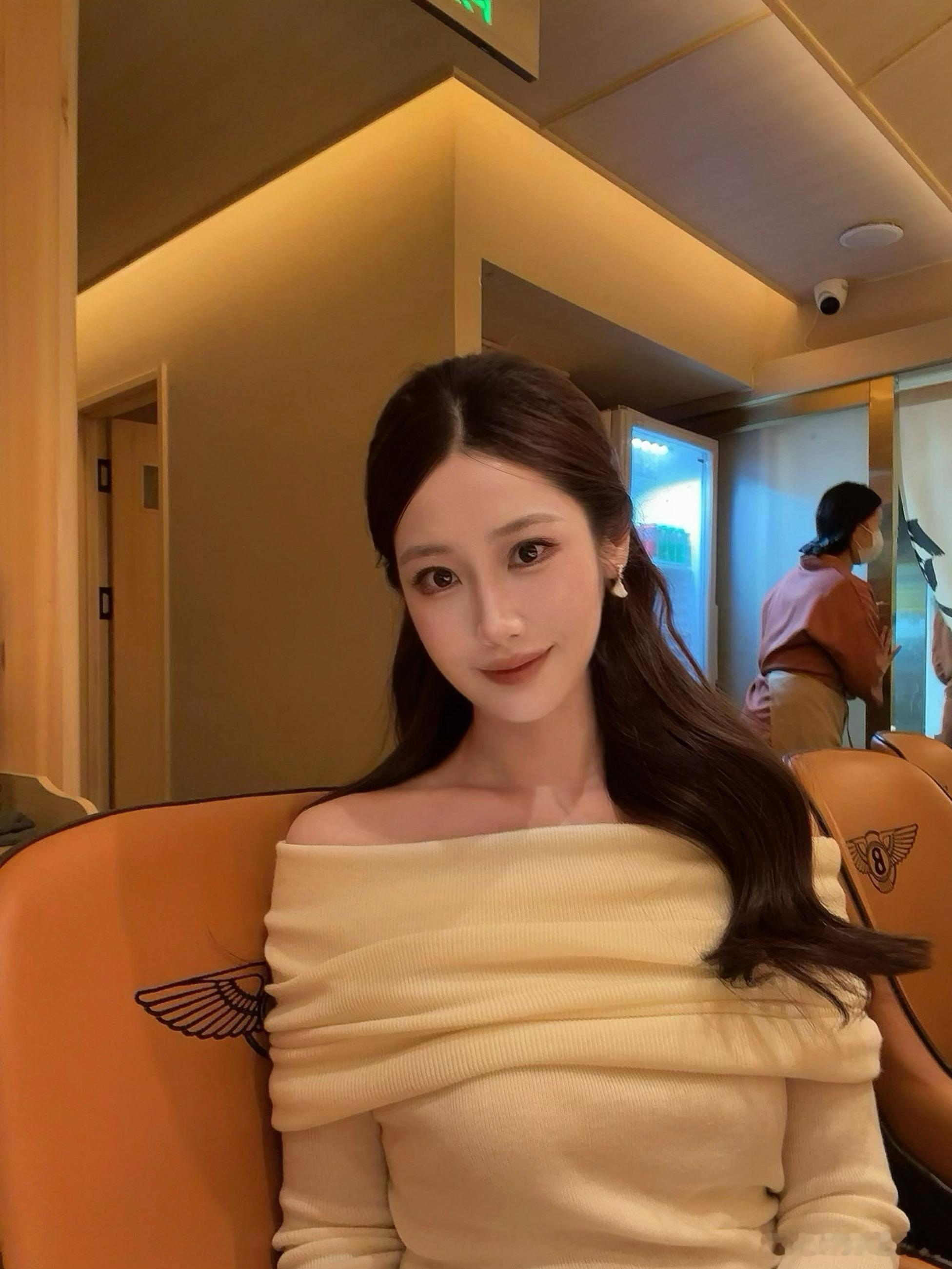 一字领毛衣将不再进入我的人生！实在是太难穿了，只要稍稍动一下胳膊它就会往上窜，为