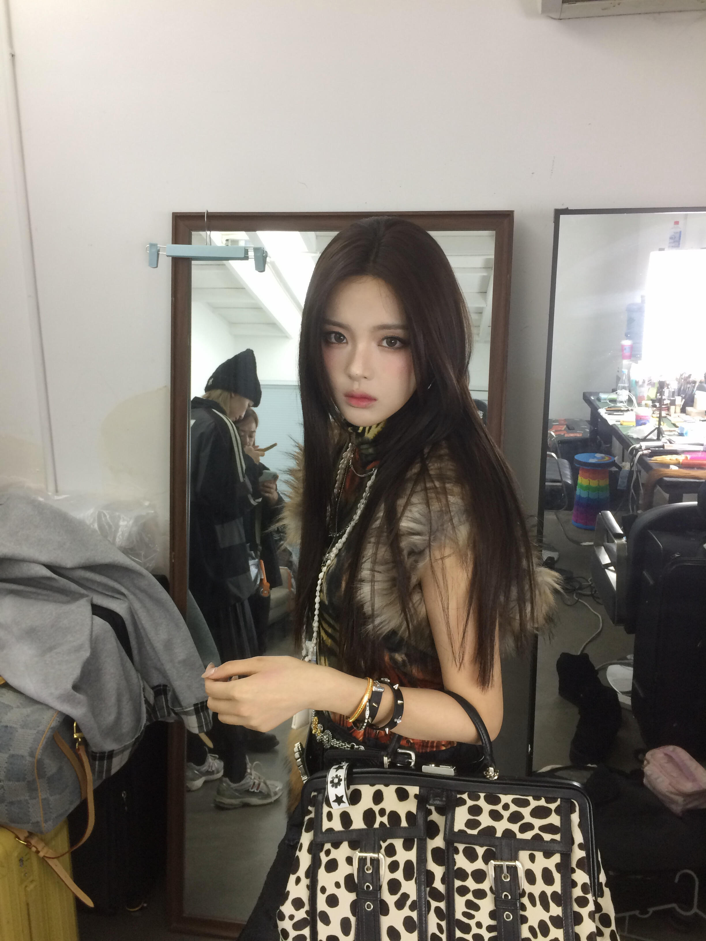 杨超越千禧回忆杀自拍11宫格🤳好古早感感觉是用ipone5拍出来的谁懂 