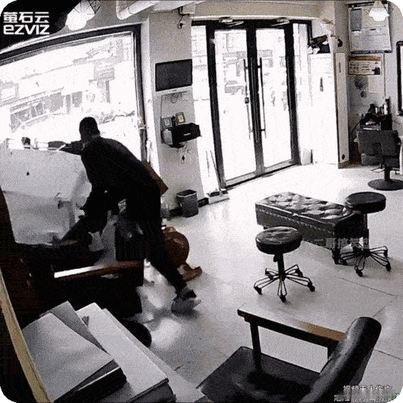 汽车撞破理发店玻璃，冲进店里，把老板推倒一边！老板怒怼：汽车不准进店！
　　这类
