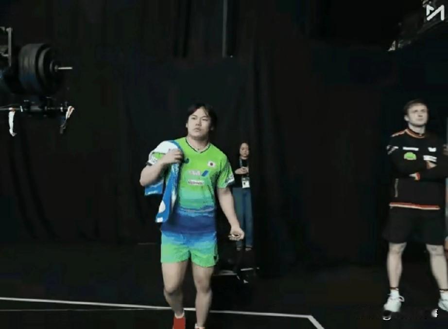 松岛辉空这剧情，真有点喜剧片那味了。

昨天他3:0赢了小布，估计心里一盘算：稳