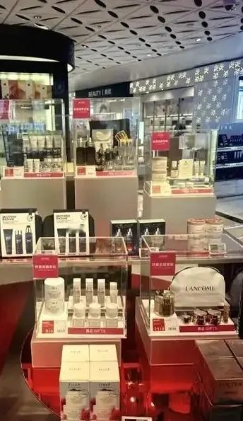 兴冲冲跑去海南，以为封关了能捡个大便宜，结果到了免税店，直接被现实上了一课。
柜