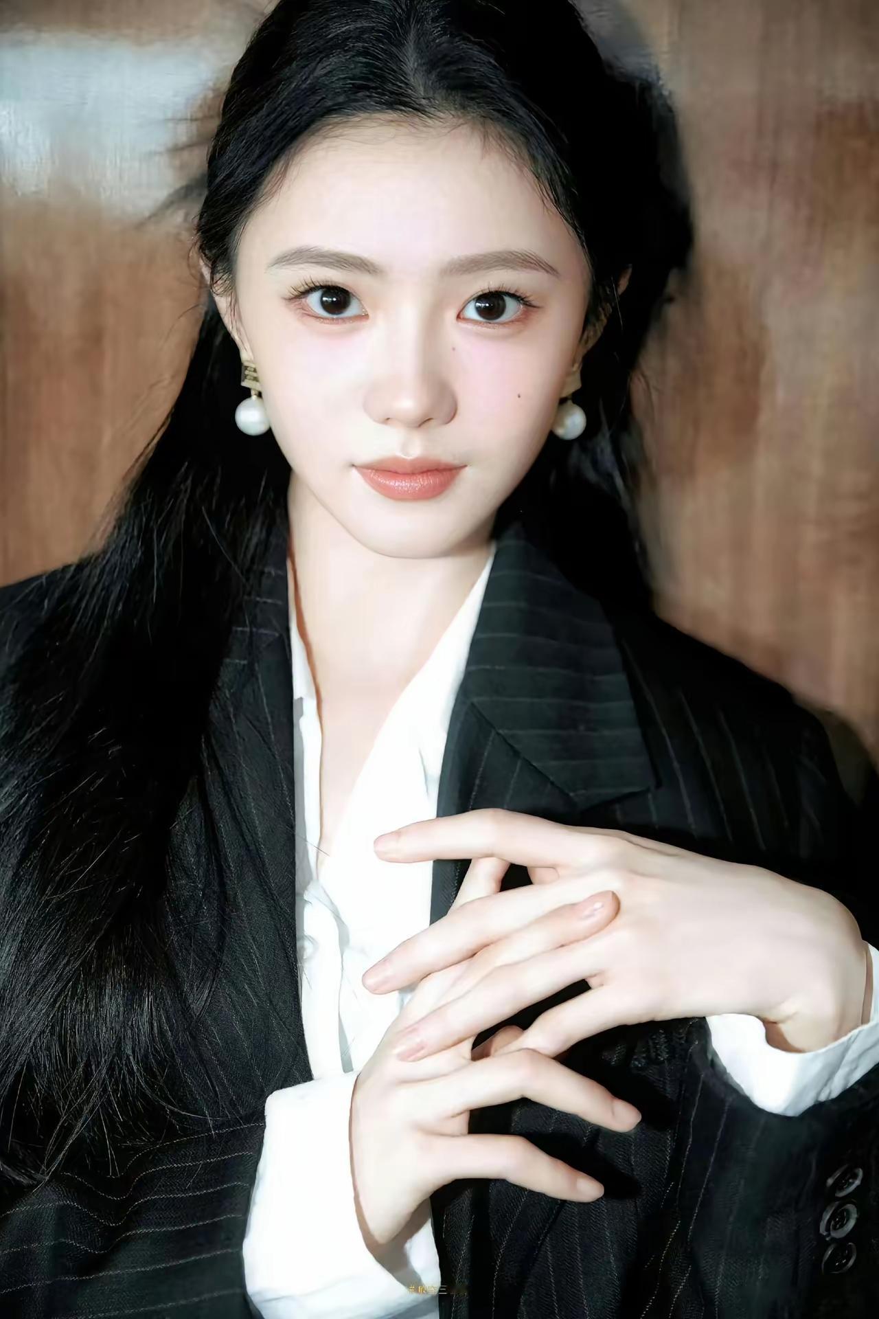 刘浩存的黑色条纹西装搭配简直绝了，职场飒爽风直接拉满。
她那套黑色细条纹西装套装