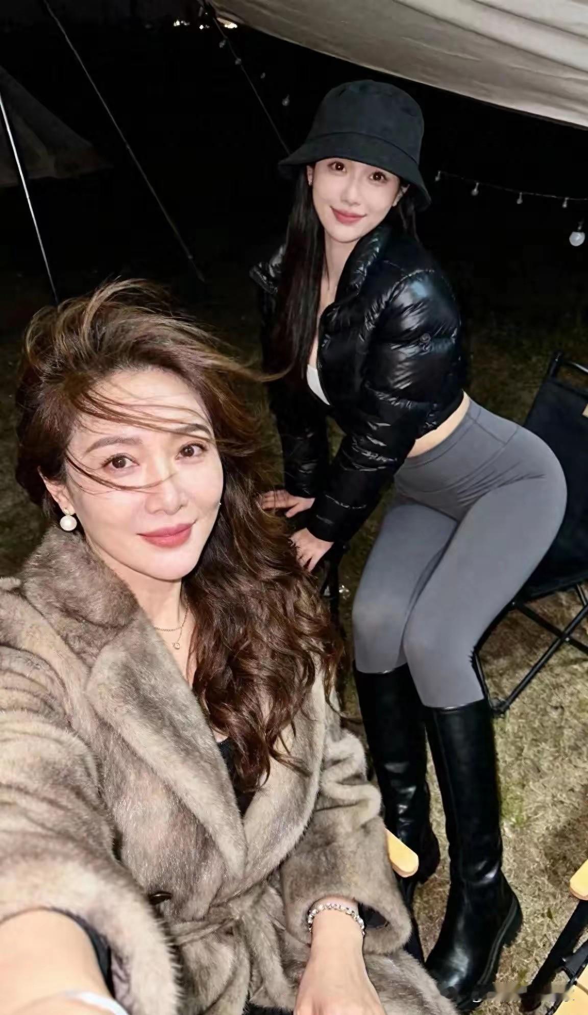 有人说，
男人这辈子最大的福气，
是被两个温柔的女人爱着。
眼前是岁月沉淀的优雅