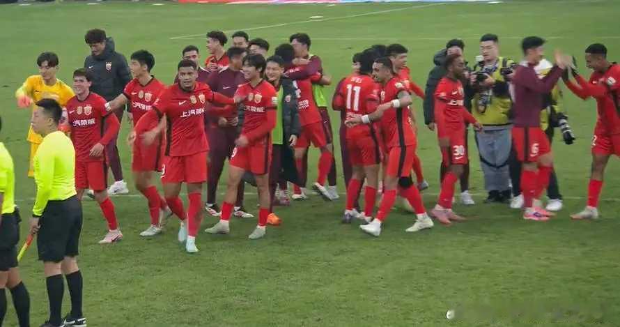 海港1-0绝杀英博豪取中超三连冠！加布4分钟闪击定乾坤🏆 中超收官战巅峰对决！