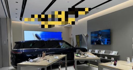 这下损失大了！广东中山，一个孩子进入商城的展车内，没成想，车子被误触后，竟然直接