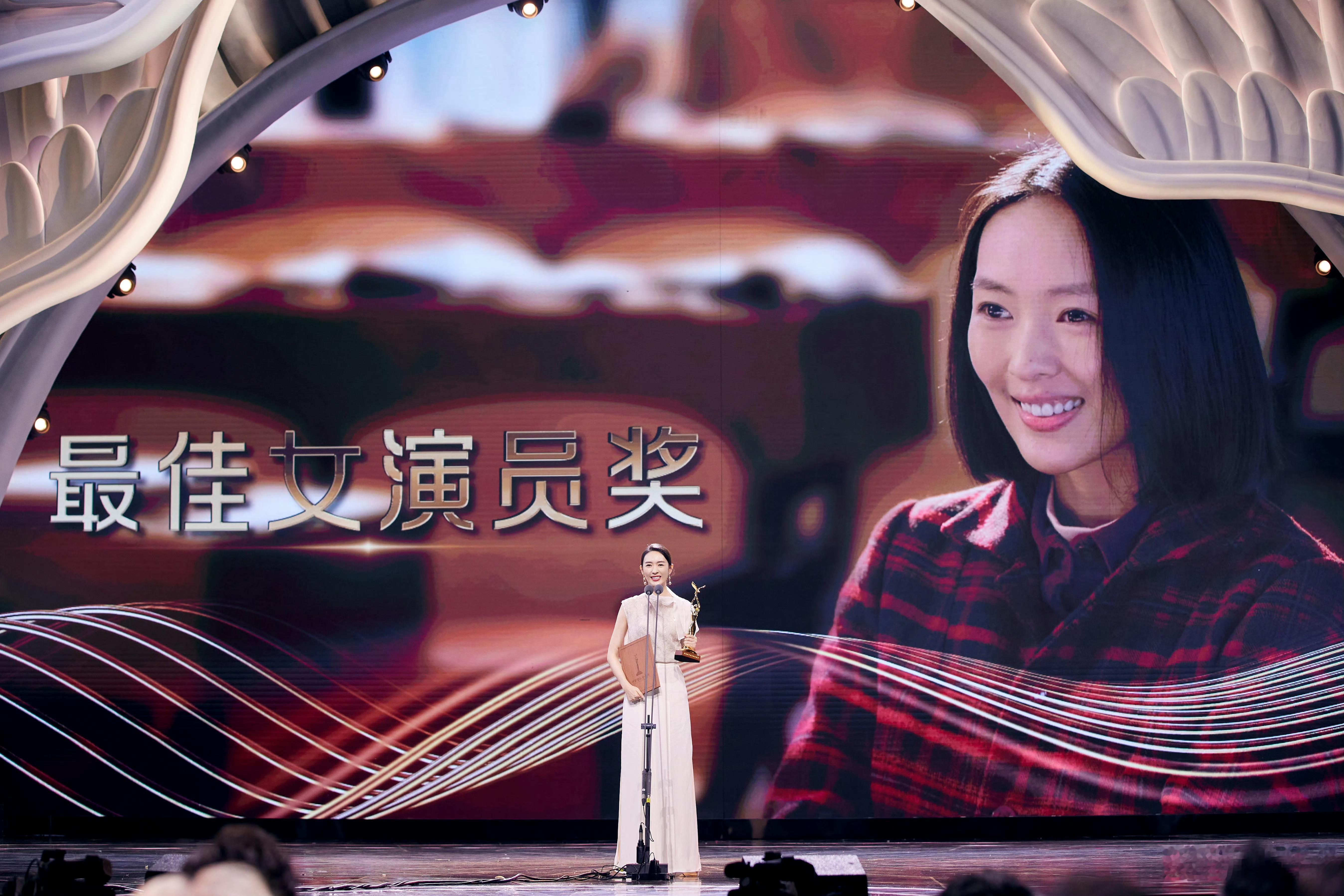 童瑶时隔多年再度回到金鹰舞台童瑶金鹰奖就是娘家时隔多年重返金鹰舞台，如同回到属于