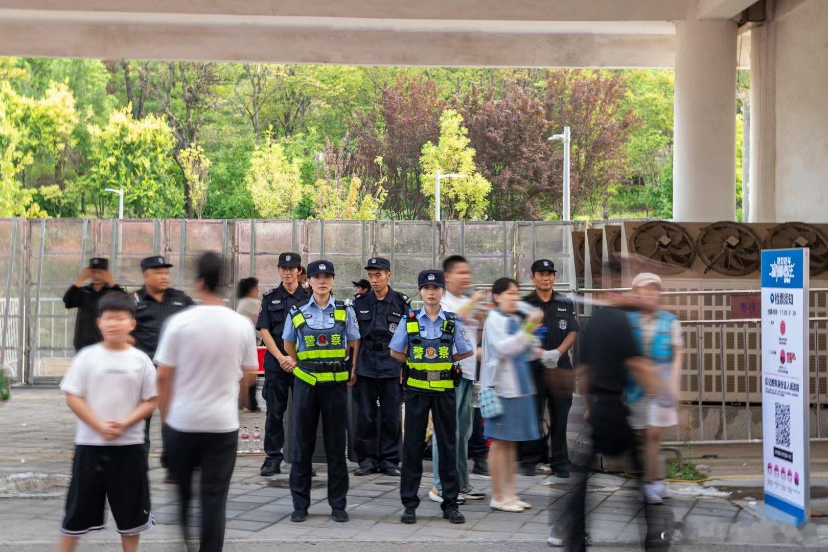 当社恐的民警拿起喇叭  [太阳]警惕网络陷阱，拒绝“客服主动退款”套路。早安！[